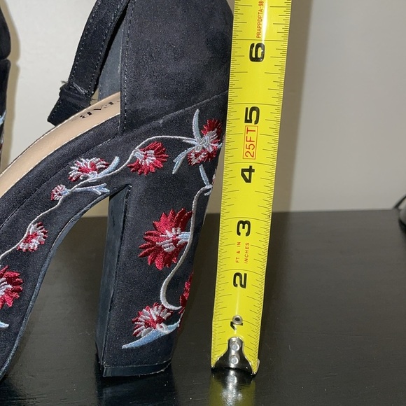 JustFab Lawren High Heel Sandals. Size 8. Chunky heel. Floral design. - Picture 11 of 14